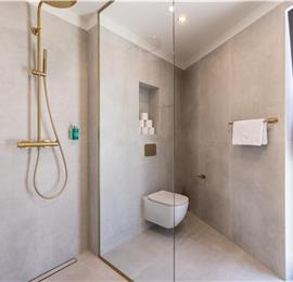 4 bedroom villa with heated pool and sea view in Vinišće, sleeps 8